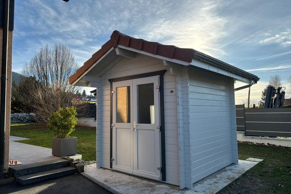 Abri de jardin bois peint en blanc, toiture tuiles
