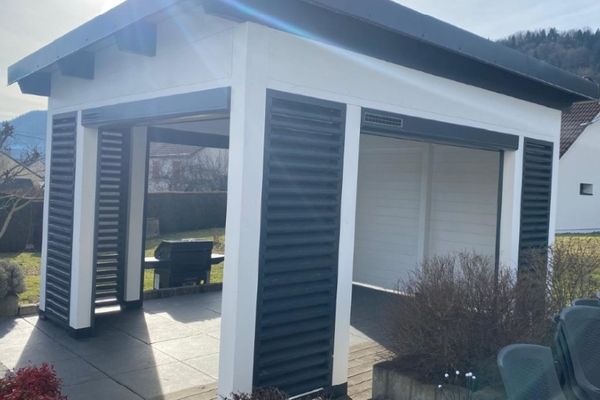 Pool house bois contemporain, bardage blanc et persiennes anthracite
