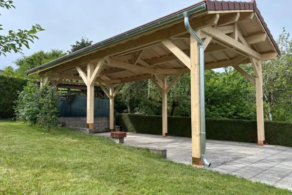 Auvent camping-car bois 4,60 x 9,30 m, charpente sapin-épicéa, couverture tuiles, gouttières zinc