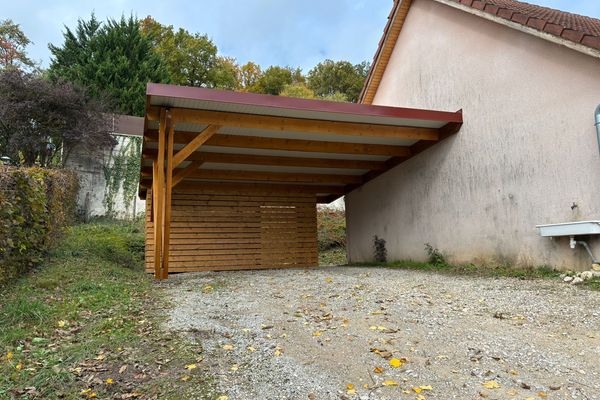 Auvent accolé monopente, 6,9×6,10 m, Torpes, partie bûcher