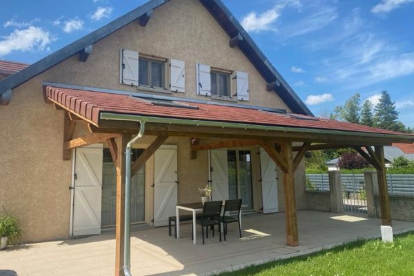 Auvent accolé couvrant une terrasse, charpente bois et tuiles