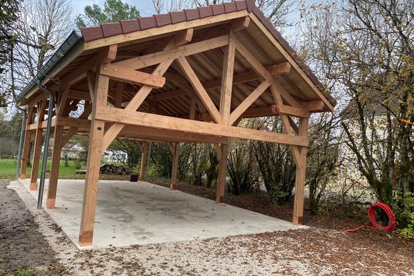 Carport 2 voitures 6,60 × 11 m à Barésia-sur-l'Ain (39)
