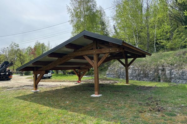 Carport 2 pentes inégales, 6×6,3 m, zinguerie galvanisée
