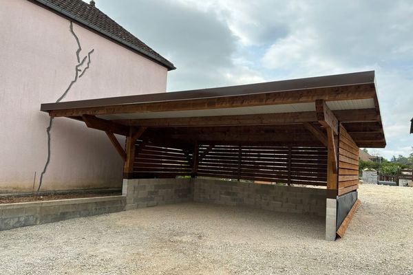 Carport monopente à poteaux droits, 6,2×8,6 m, bac acier isolé, zinguerie zinc