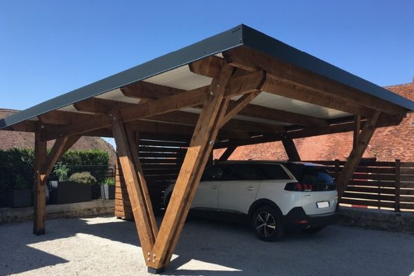 Carport bois à poteaux en V, couverture bac acier anthracite