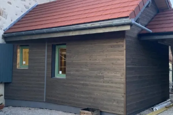 Extension bois bardage horizontal teinté, toiture tuiles, menuiseries vertes