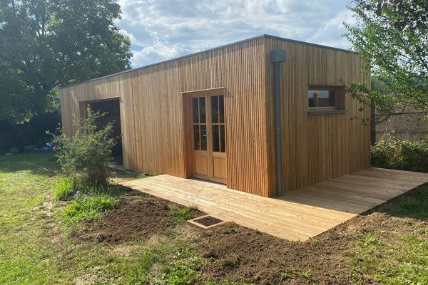 Garage-atelier en ossature bois mélèze à Brères - Tonnaire Constructions Bois