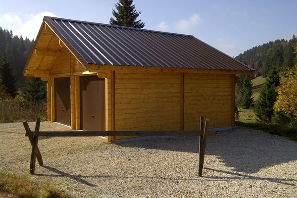 Garage en madriers, Mijoux
