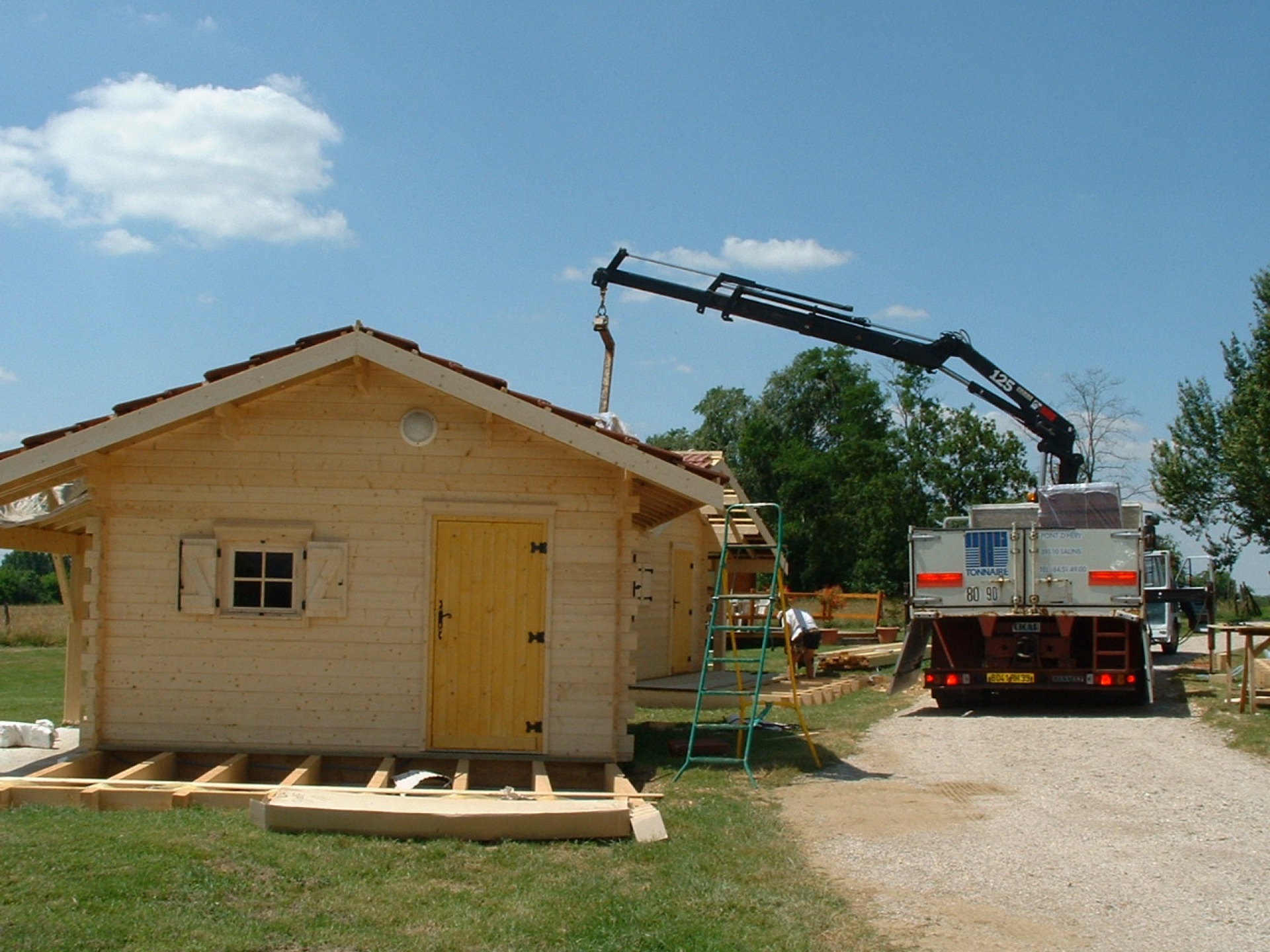 Livraison d'un chalet en kit avec camion grue
