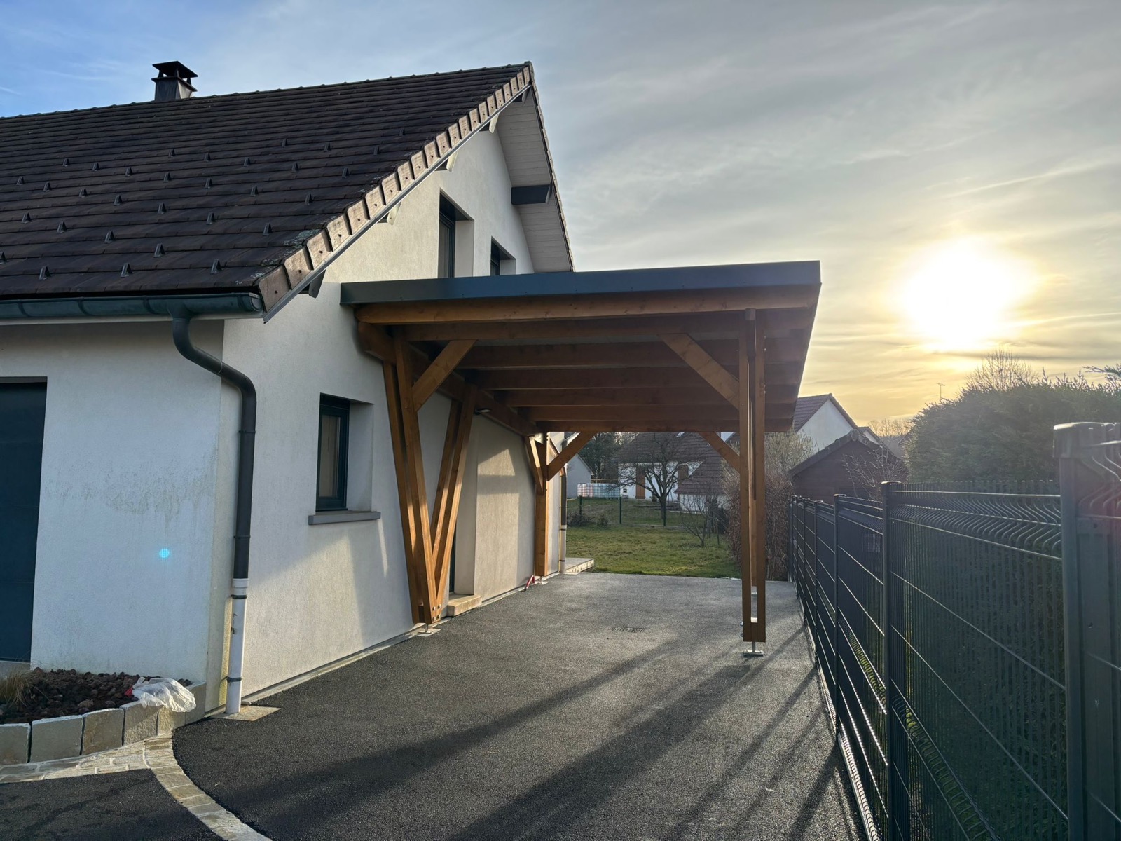 Auvent bois accolé sur mesure réalisé par Tonnaire — réalisation 2