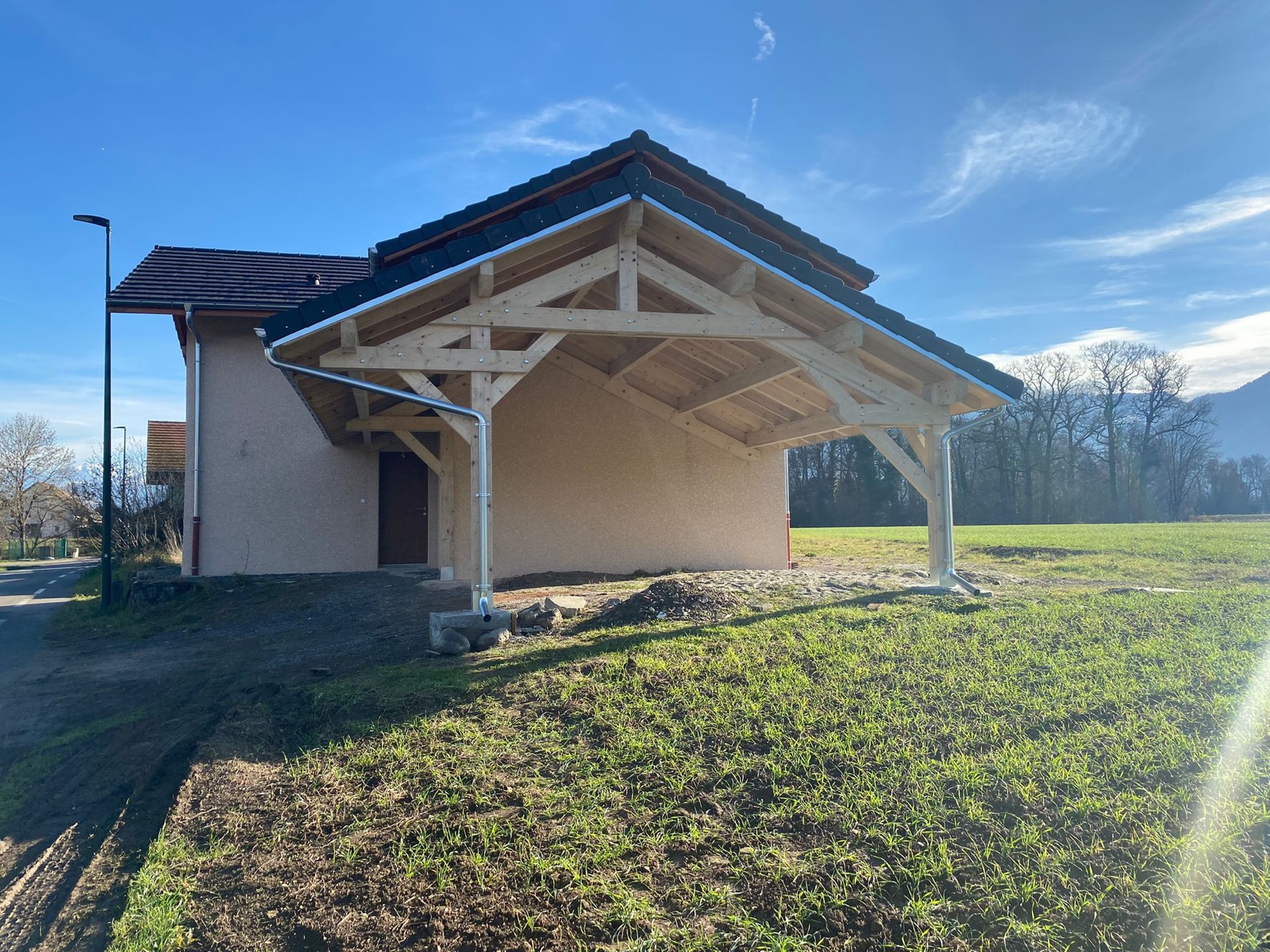 Auvent bois accolé sur mesure réalisé par Tonnaire — réalisation 1